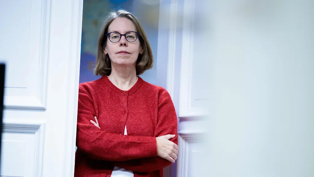 Ex-Oberstaatsanwaeltin-Anne-Brorhilker-Co-Geschaeftsfuehrerin-der-Buergerbewegung-Finanzwende-e-V-steht-in-den-Bueroraeumen-des-Vereins-Anne-Brorhilker-galt-als-fuehrende-Ermittlerin-im-Cum-Ex-Steuerskandal-bis-sie-im-Fruehjahr-verkuendete-den-Staatsdienst-zu-verlassen