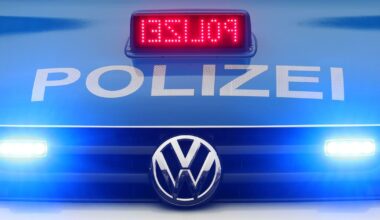 Verfolgungsjagd von Wuppertal nach Remscheid: Auto kracht gegen Laterne