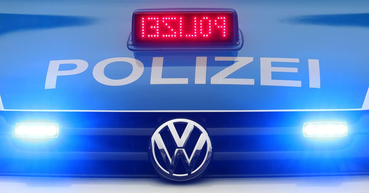 Verfolgungsjagd von Wuppertal nach Remscheid: Auto kracht gegen Laterne