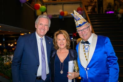 Sind sich lange verbunden: Christian Wulff (links) mit Dinah Wicke und dem Präsidenten der Lindener Narren, Martin Argendorf.