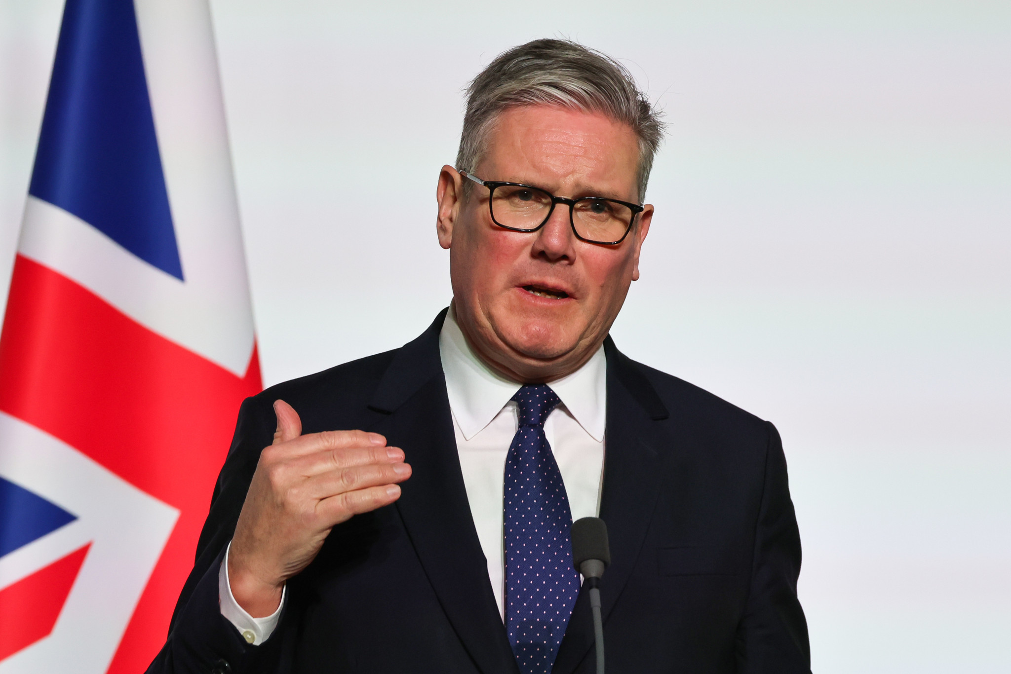 Der britische Premierminister Keir Starmer hält eine Rede nach der Unterzeichnung der Erklärung zur Stationierung von Einsatzkräften in der Ukraine beim ’Coalition of the Willing’-Gipfel im Elysee-Palast in Paris am 6. Januar 2026.