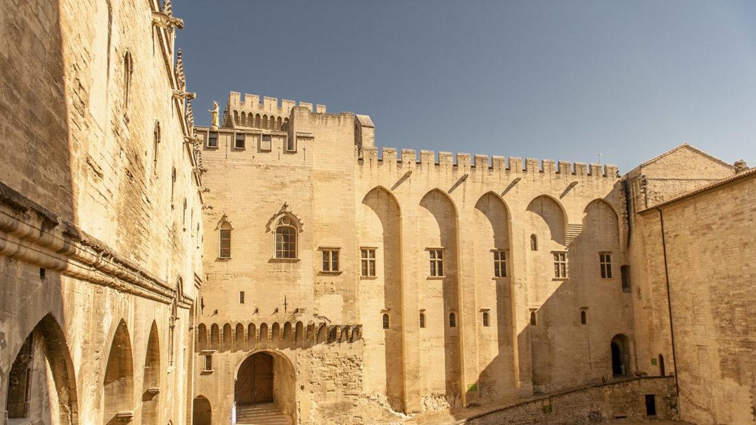 Der Innenhof des Palais des Papes von Avignon. Foto: Hilke Maunder