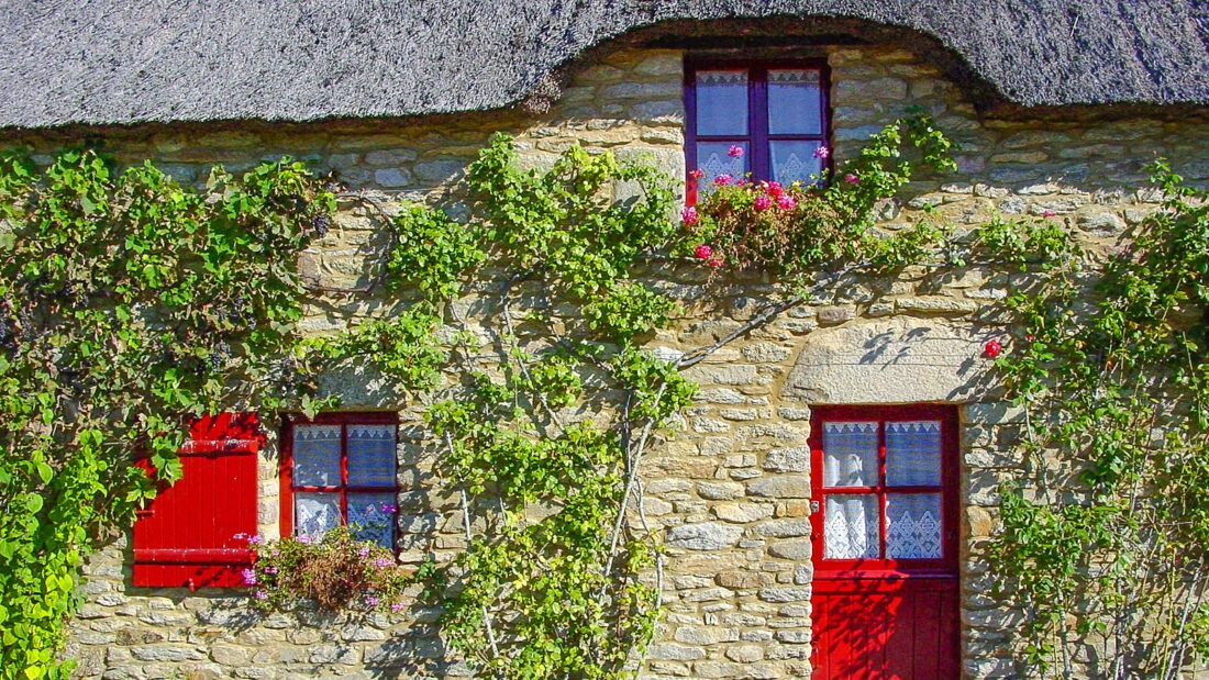 Kerhinet in der Grande Brière. Das ganze Dorf ist restauriert und heute Freilichtmuseum. Foto: Hilke Maunder