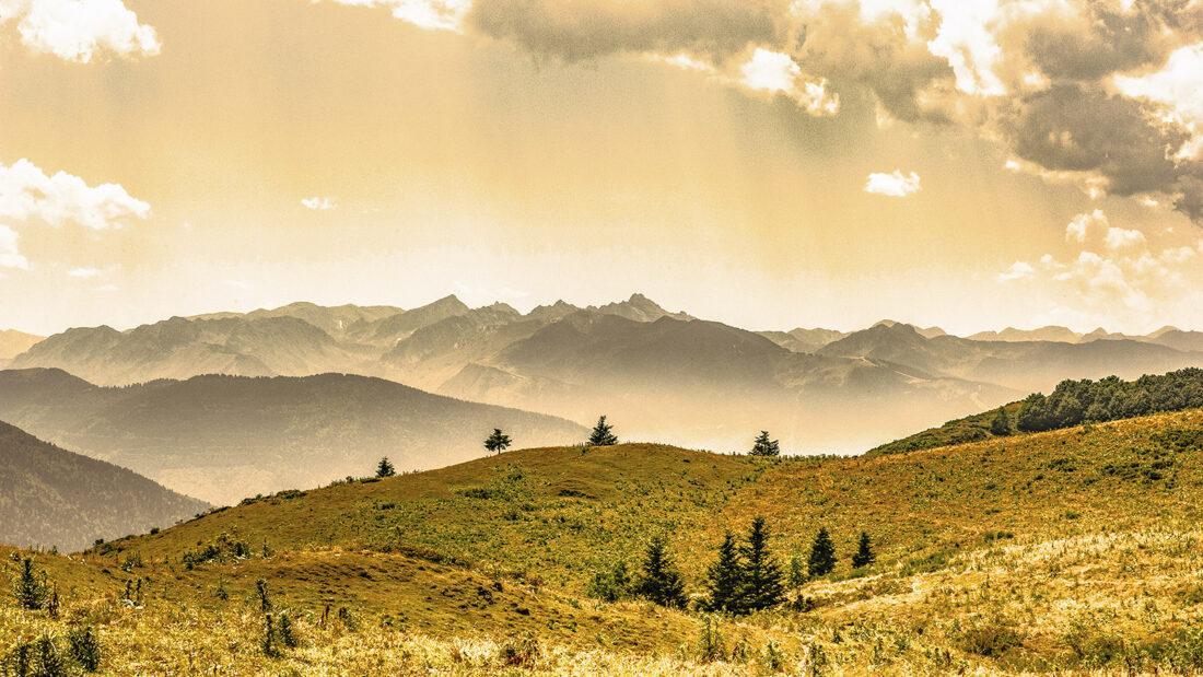 Vom Col de Paihères blickt ihr am frühen Abend auf solch ein Pyrenäen-Panorama! Foto: Hilke Maunder