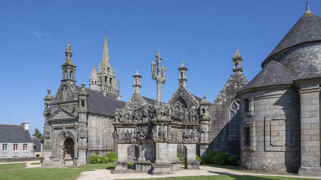 Der enclos parroissialvon Guimilau gilt als der vollkommenste der 23 umfriedeten Pfarrhöfe. Foto: Hilke Maunder