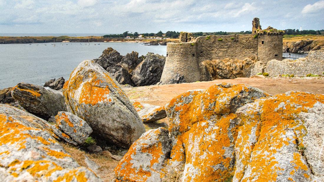Île d'Yeu: Beim Vieux Château mit Blick auf die Plage des Sabias. Foto: Hilke Maunder