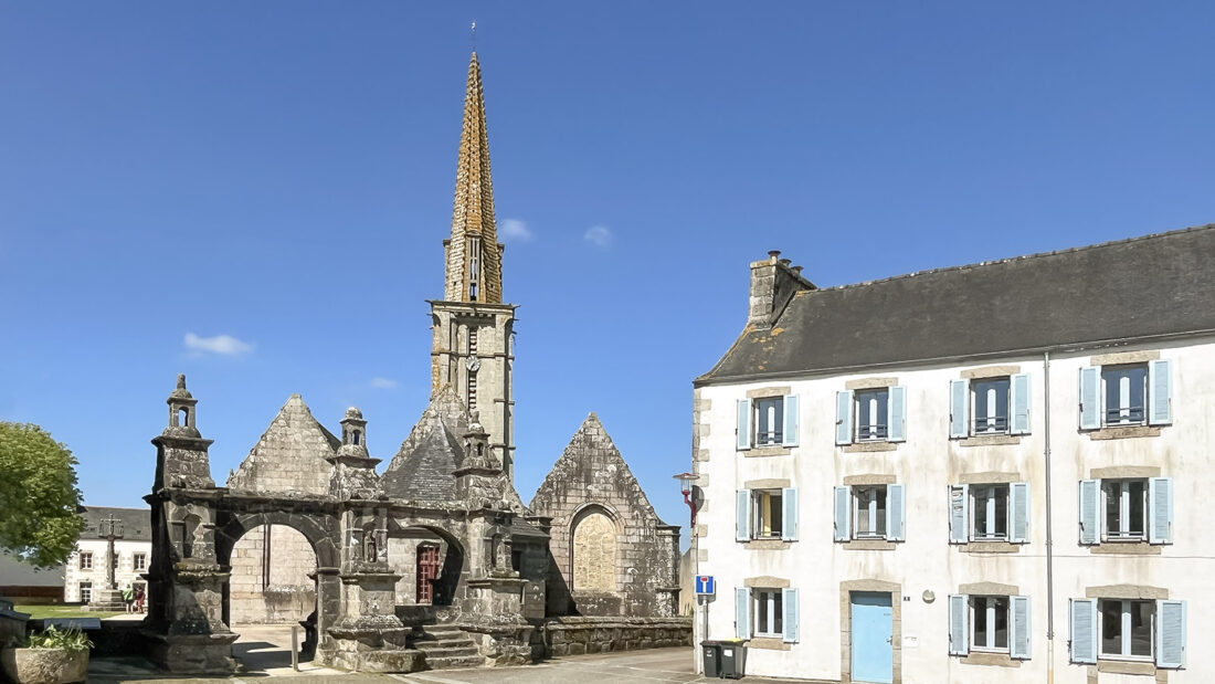 Ein enclos paroissial der Berge: der umfriedete Pfarrhof von Polounéor-Ménez in den Monts d'Arée. Foto: Hilke Maunder