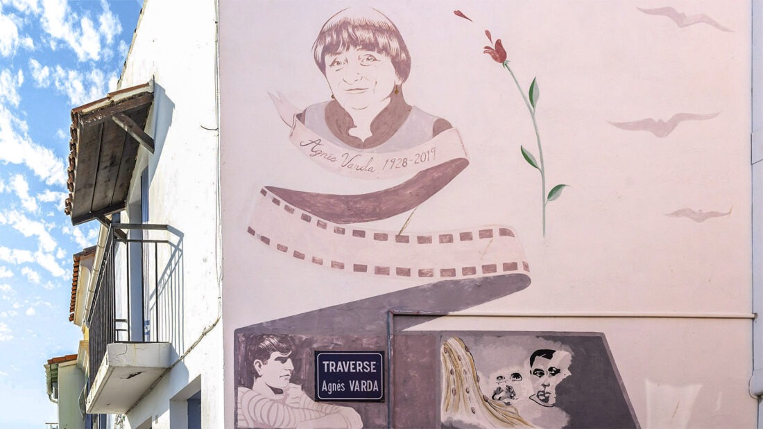 An der Pointe Courte erinnert diese Gasse samt Wandbild an die berühmte Filmemacherin aus Sète. Foto: Hilke Maunder