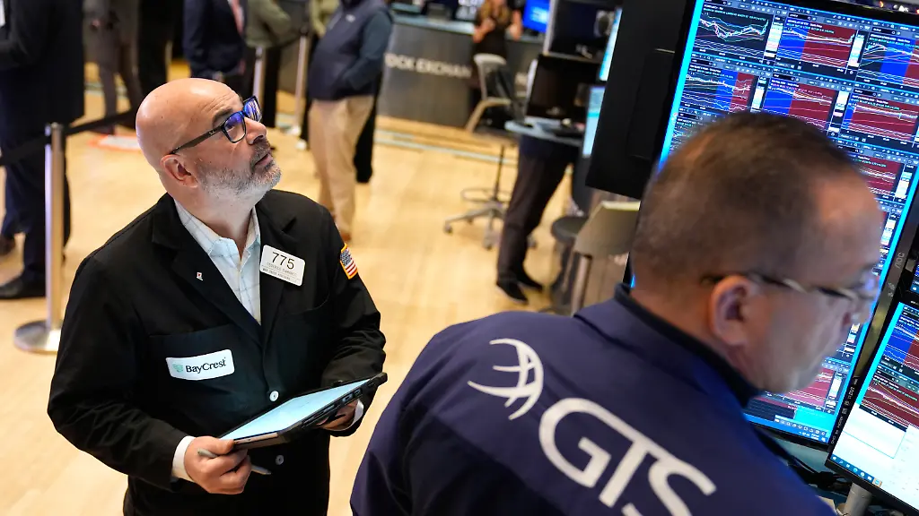 Federico-DeMarco-works-on-the-floor-at-the-New-York-Stock-Exchange-in-New-York-Tuesday-Jan-6-2026
