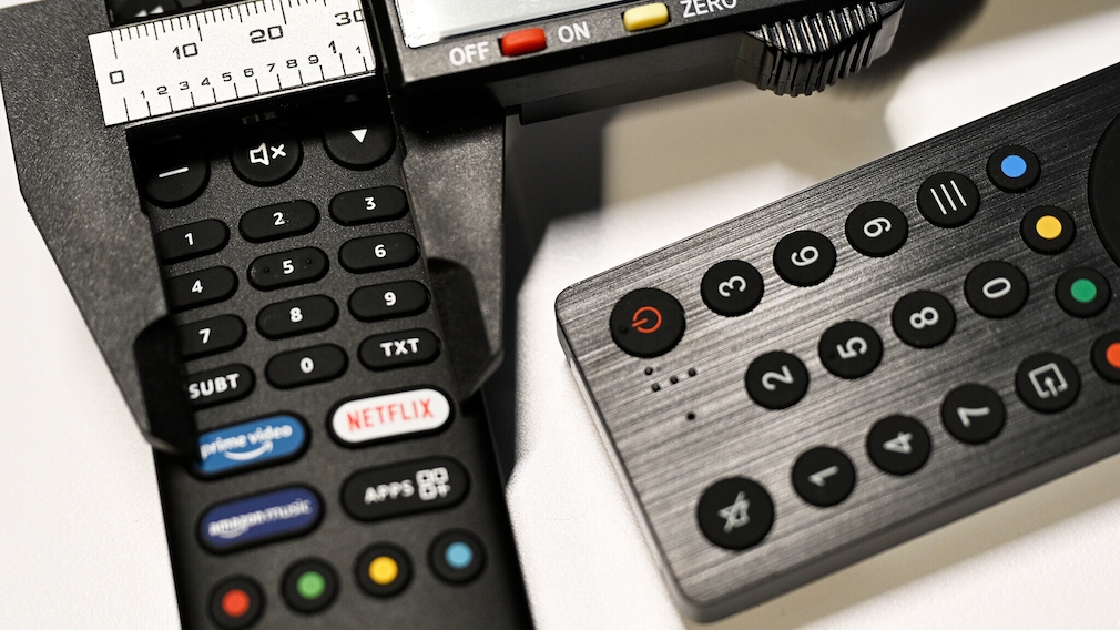 Fernbedienung des Fire TV 4 von 2025: Wie beim Stick, nur mit winzigen Programmtasten