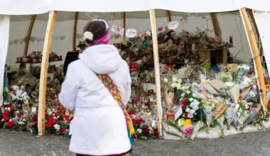 Flowers-and-candles-are-pictured-in-tribute-to-the-victims-after-the-fire-at-the-Le-Constellation-bar-and-lounge-in-Crans-Montana-Switzerland-Wednesday-January-14-2026-40-people-mostly-teenagers-lost-their-lives-and-116-were-severely-injured-in-the-fire-at-the-bar-Le-Constellation-on-New-Year-s-celebration-in-the-Swiss-Alps-resort-of-Crans-Montana