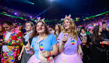 So bunt feiert Köln bei der Lachenden Kölnarena