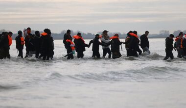 Frankreich verhängt Einreiseverbot gegen 10 britische Rechtsextreme wegen antimigrantischer Aktivitäten