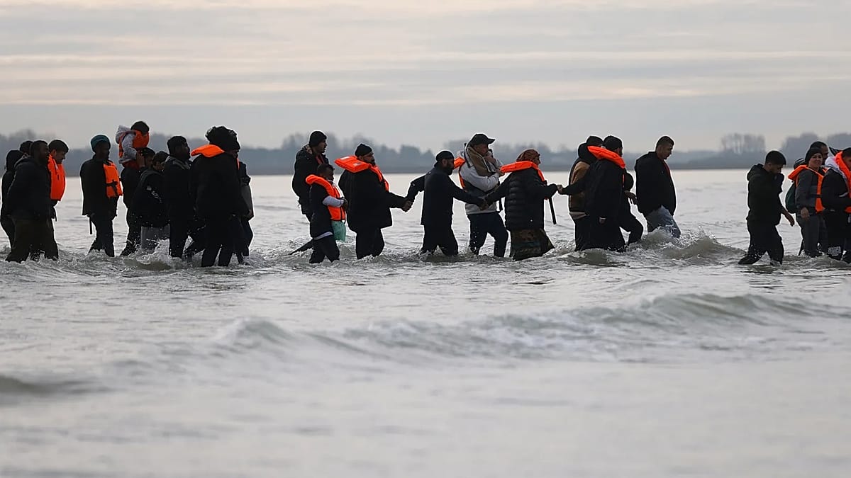Frankreich verhängt Einreiseverbot gegen 10 britische Rechtsextreme wegen antimigrantischer Aktivitäten