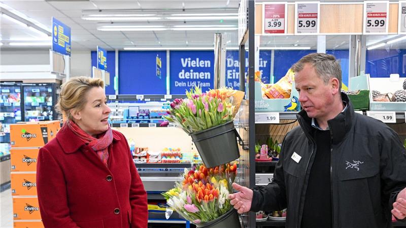 Franziska Giffey (SPD), Wirtschaftssenatorin, und Andreas Liepka, Geschäftsleitung Operations Nord, besuchen eine Lidl-Filiale am Teltower Damm.  