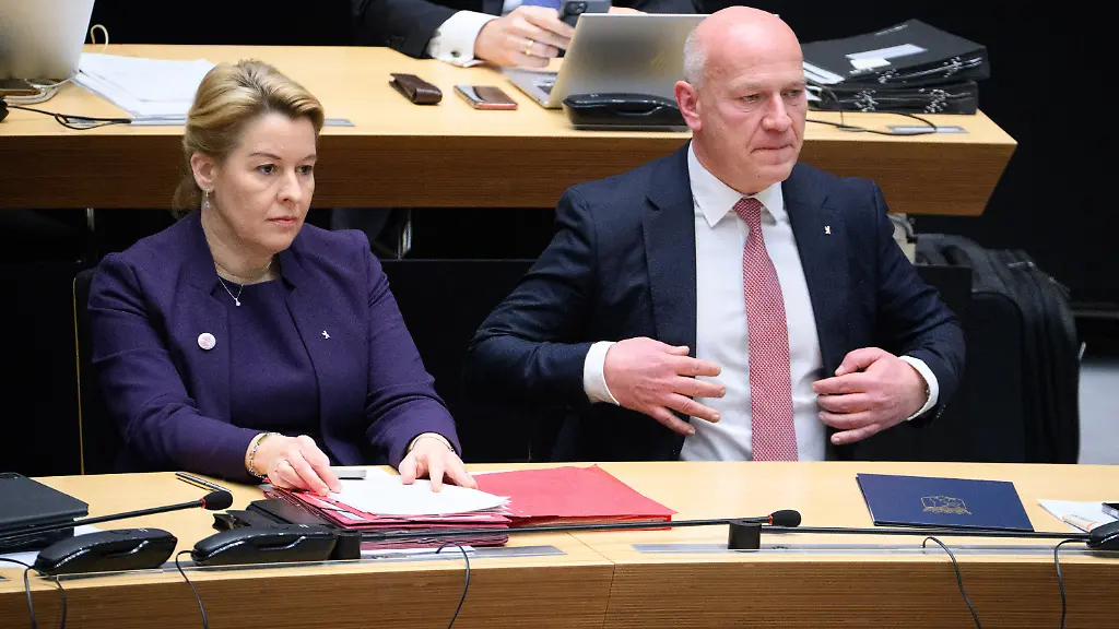 Franziska-Giffey-l-SPD-Berliner-Senatorin-fuer-Wirtschaft-Energie-und-Betriebe-und-Kai-Wegner-CDU-Regierender-Buergermeister-von-Berlin-sitzen-nach-der-Regierungserklaerung-des-Regierenden-Buergermeisters-in-der-Plenarsitzung-im-Berliner-Abgeordnetenhaus-Das-Landesparlament-beschaeftigt-sich-in-der-heutigen-Sitzung-unter-anderem-ausfuehrlich-mit-dem-Anschlag-auf-das-Berliner-Stromnetz