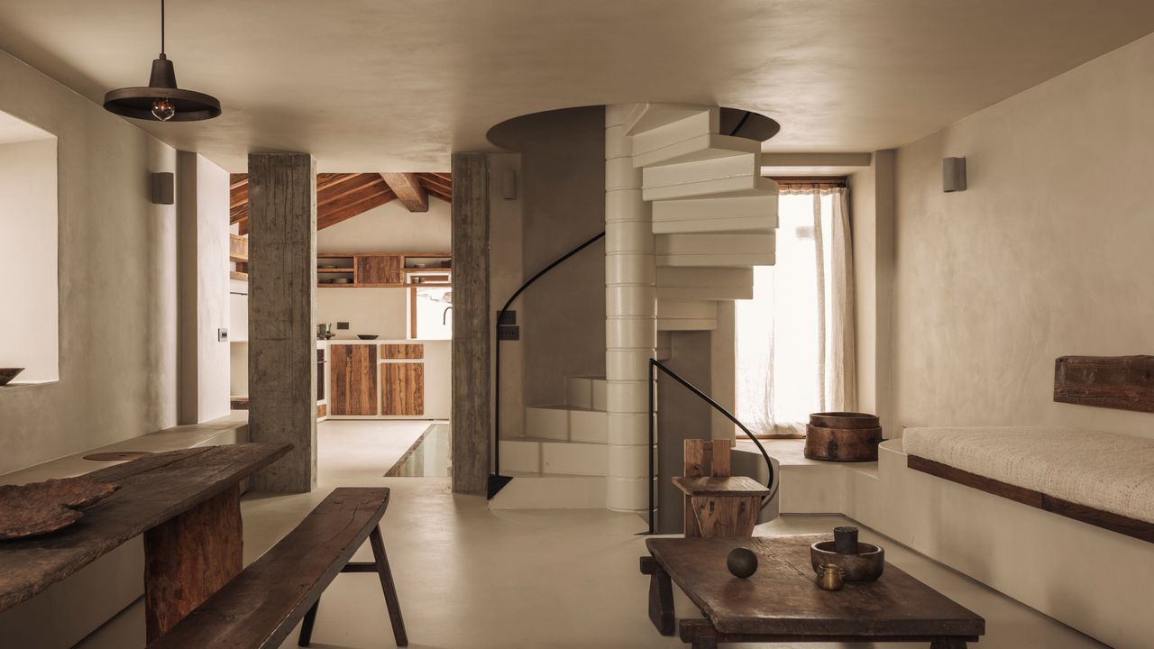 Minimalismus trifft Natur: Dieses idyllische Haus in den Bergen zeigt, wie gut Beton mit Lärchenholz zusammenpasst