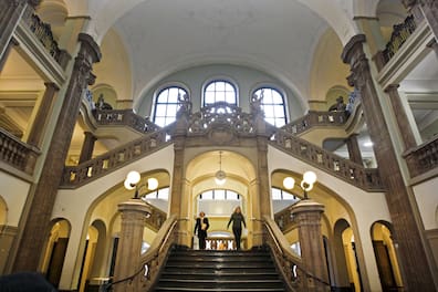 Hingucker im Innern des Baudenkmals: Insbesondere durch sein monumentales Treppenhaus in der Haupthalle hat das Amtsgericht Hannover auch bei der Innenraumgestaltung einen Denkmalwert. 