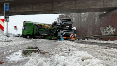 Glätte: Auf der Parallelfahrbahn der A7 am Kreuz Hannover-Ost befinden sich noch Schneereste.