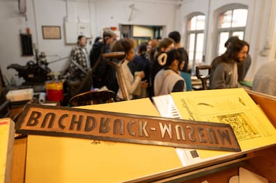 Spiegelverkehrt: Jugendliche lernen im Buchdruckmuseum, wie Druckerzeugnisse früher entstanden.
