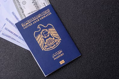 Ein blauer Reisepass der Vereinigten Arabischen Emirate.