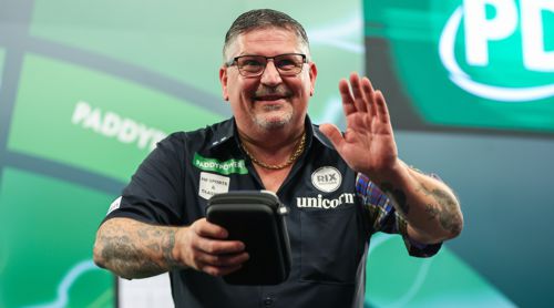 Gary Anderson winkt den Fans