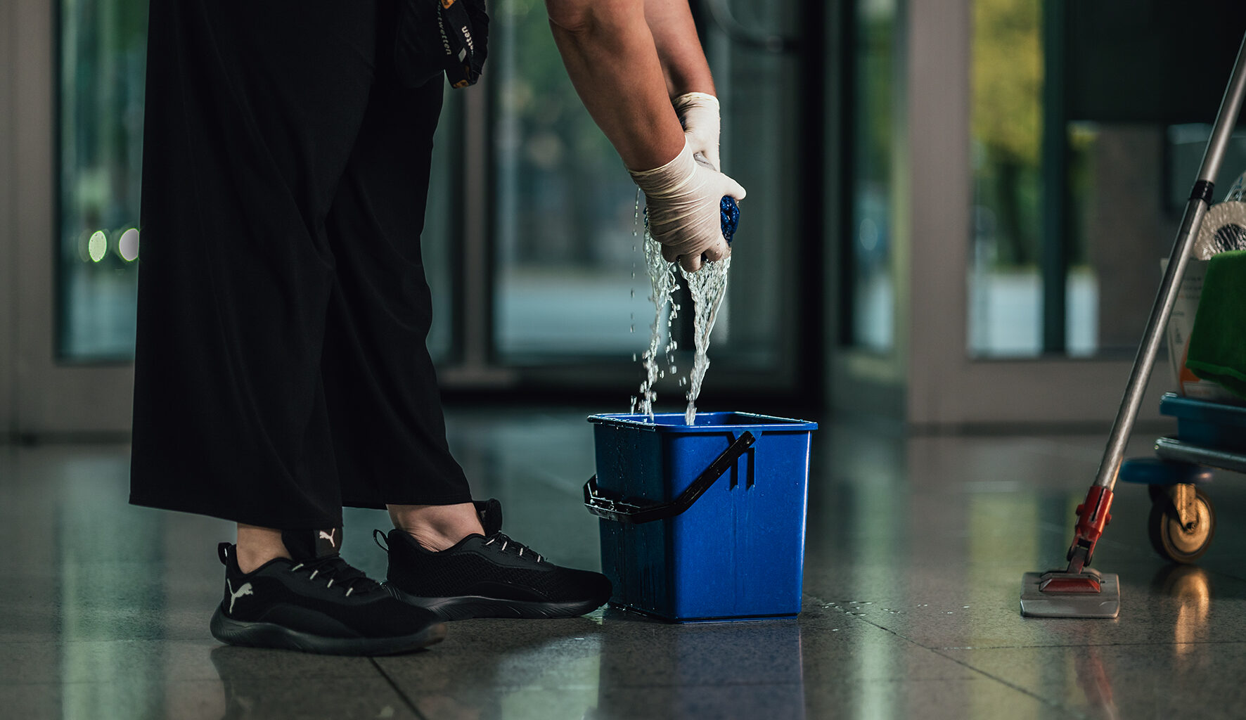 Gebäudereinigung - Auswringen überm Wischeimer