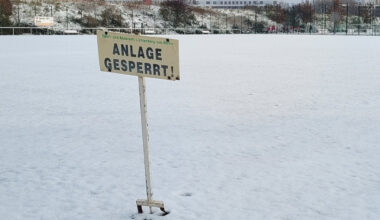 Schneebedeckter Sportplatz mit gut sichtbarem Schild „Anlage gesperrt!“ – die Fläche ist derzeit nicht nutzbar. Foto: BFV