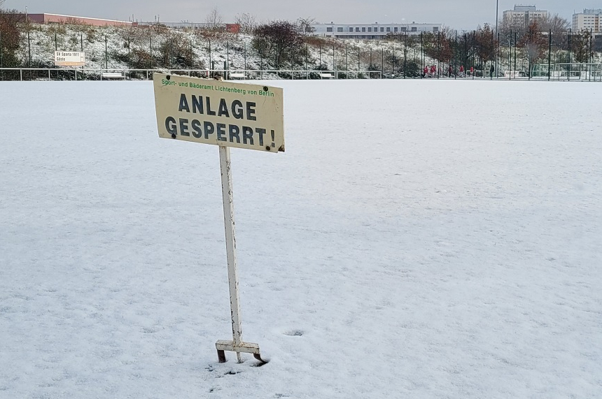 Schneebedeckter Sportplatz mit gut sichtbarem Schild „Anlage gesperrt!“ – die Fläche ist derzeit nicht nutzbar. Foto: BFV