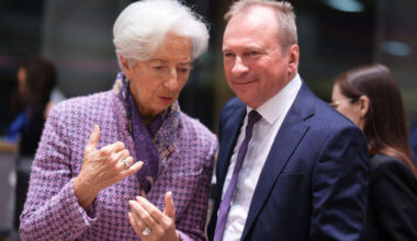Christine Lagarde, Präsidentin der Europäischen Zentralbank, spricht beim Eurogruppen-Treffen mit dem Luxemburger Finanzminister Gilles Roth. Bei einem Treffen im Spetmber einigen sich die europäischen Finanzminister auf erste Details für einen digitalen Euro.