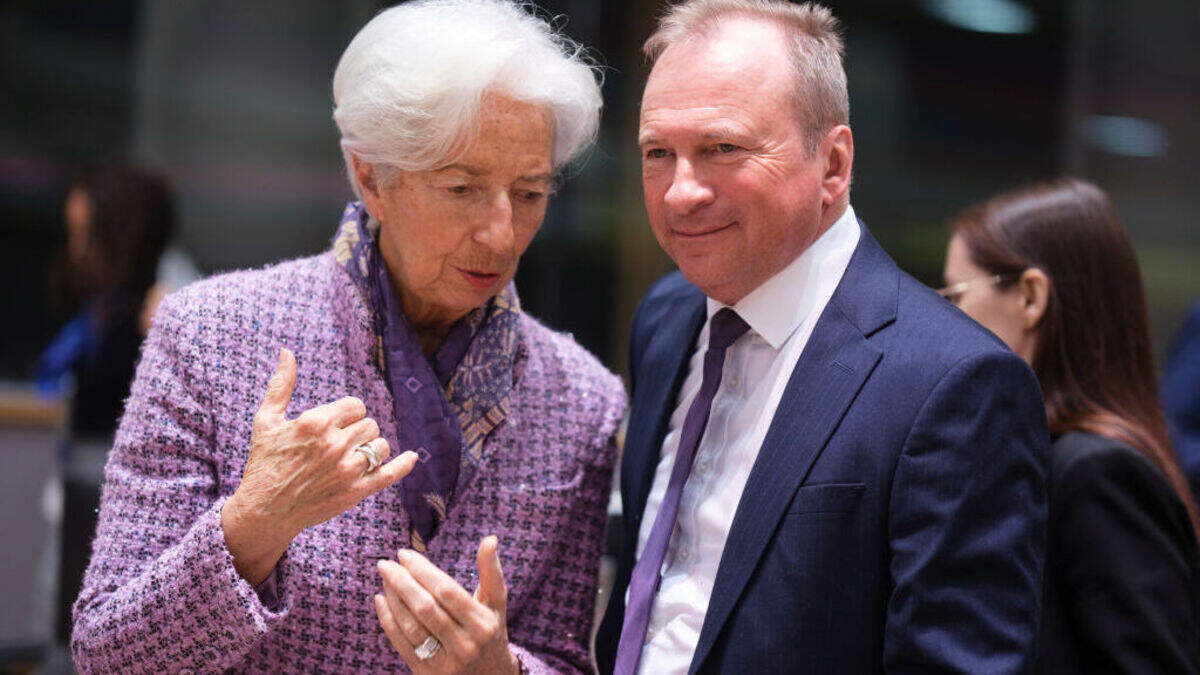 Christine Lagarde, Präsidentin der Europäischen Zentralbank, spricht beim Eurogruppen-Treffen mit dem Luxemburger Finanzminister Gilles Roth. Bei einem Treffen im Spetmber einigen sich die europäischen Finanzminister auf erste Details für einen digitalen Euro.