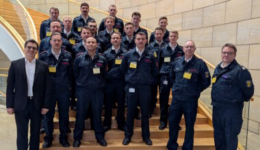 Anwärter der Feuerwehr treffen auf Alexander Vogt im Landtag