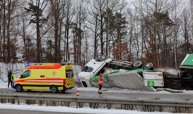 Blick auf den umgestürzten Lkw auf der A4. 