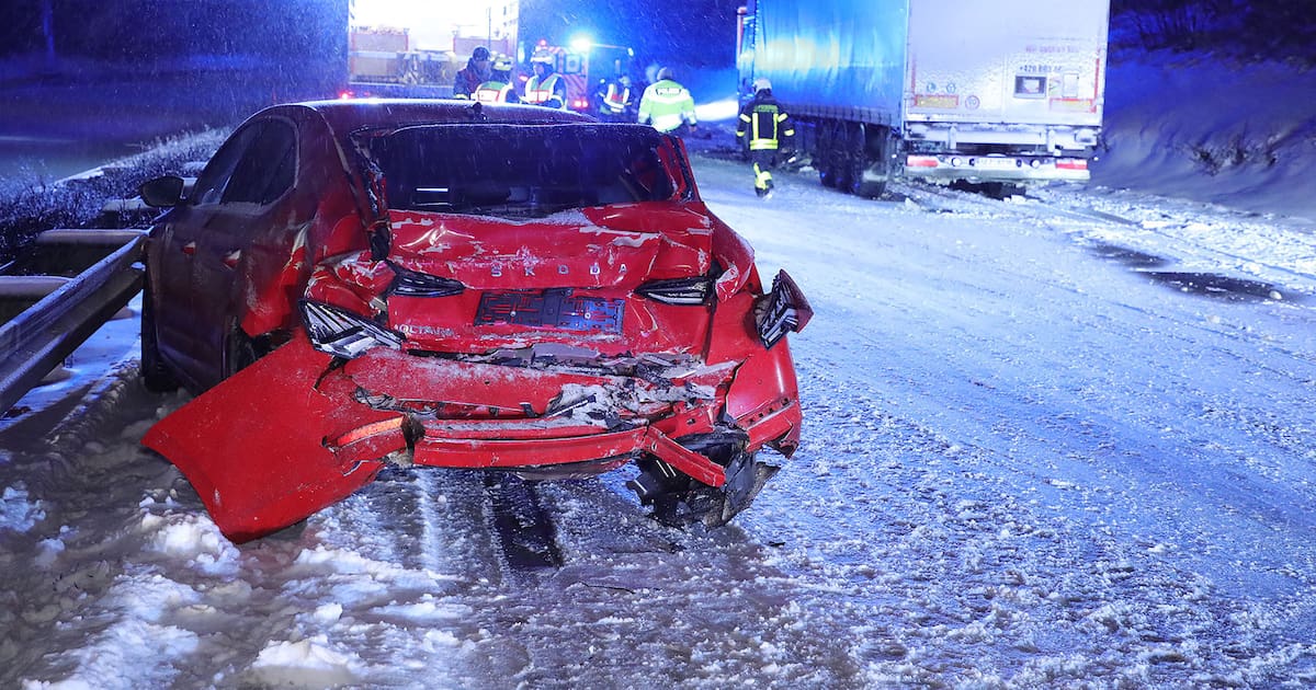 Zwei Unfälle sorgen für Vollsperrung der A 17