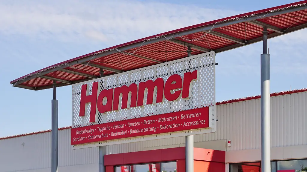 Hammer-Fachmarkt-fuer-Raumgestaltung-Firmenzeichen-ueber-dem-Eingang-Filiale-Weimar-Suessenborn-Thueringen