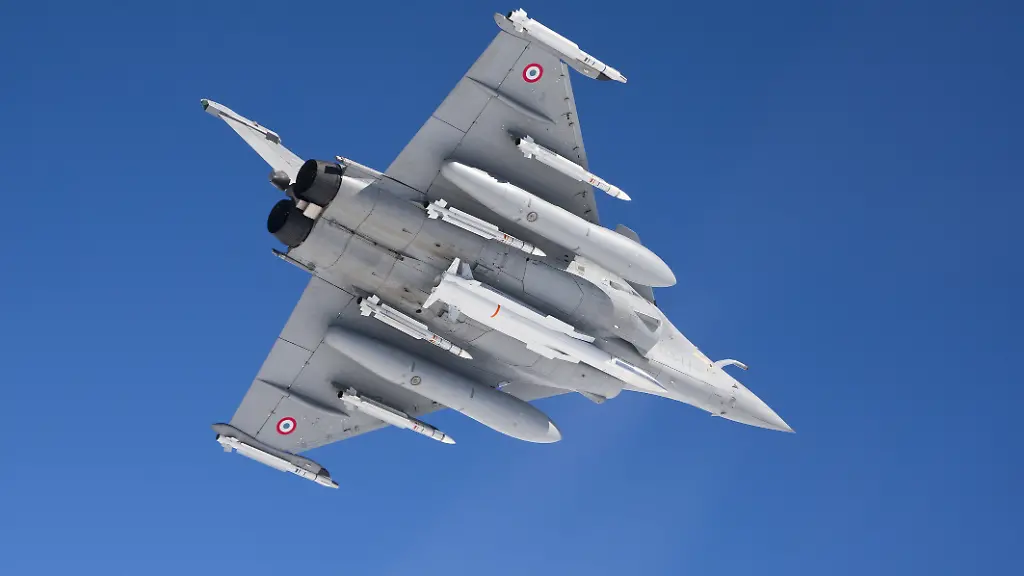 Handout-photo-shows-a-Dassault-Rafale-jet-fighter-carrying-a-ASMPA-medium-range-air-to-surface-missile-French-nuclear-air-launched-cruise-missile-Emmanuel-Macronas-recent-comments-on-the-French-response-in-case-of-a-Russian-nuclear-attack-on-Ukraine-have-drawn-fire-from-observers-and-political-opponents-at-home-During-an-interview-with-French-TV-channel-France-2-the-French-president-said-on-Wednesday-that-Paris-would-aevidentlya-not-use-nuclear-weapons-in-response-to-a-Russian-nuclear-attack-on-Ukraine-Photo-by-MBDA-via-ABACAPRESS