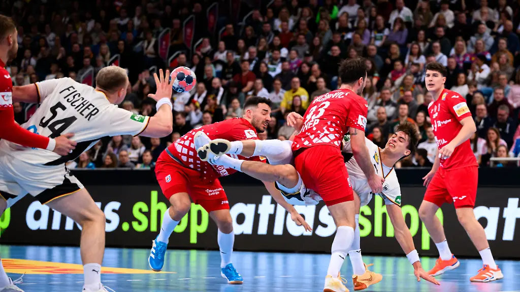 Hannover-Handball-Laenderspiel-Deutschland-Kroatien-Julian-Koester-Koester-Deutschland-mit-dem-Pass-auf-Justus-Fischer-Deutschland-dazwischen-Veron-Nacinovic-Kroatien-in-der-Abwehr