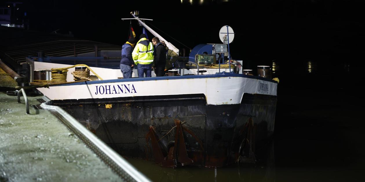 Polizei zieht Sperre um Frachter im Main-Donau-Kanal