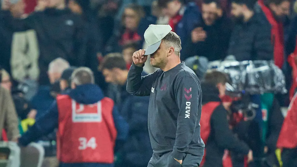 Headcoach-Lukas-Kwasniok-of-Cologne-sad-after-the-match-1-FC-KOeLN-FC-BAYERN-MUeNCHEN-on-January-14-2026-at-RheinEnergieStadion-in-Cologne-Germany-Season-2026-2026-1