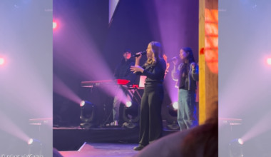 Sängerin beim Worship auf der Bühne der ICF Kirche in München