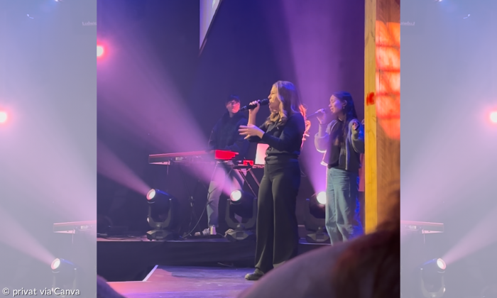 Sängerin beim Worship auf der Bühne der ICF Kirche in München