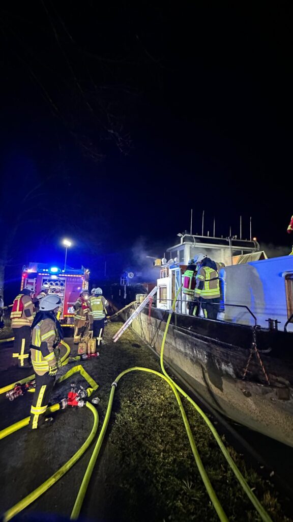 Ein Verletzter bei Schiffsbrand am Silvesterabend in Seelze. Feuerwehr und Rettungsdienst im Einsatz
