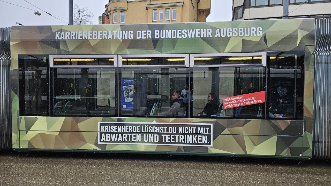BSW kritisiert Bundeswehr-Werbung auf Augsburger Straßenbahnen