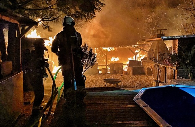 FW-NE: Silvester 2025: Bilanz der Feuerwehr zum Jahreswechsel 2025/2026 | 24 Einsätze ...