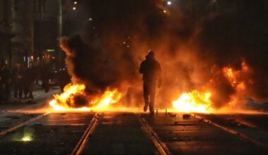 Brennende Barrikaden im Leipziger Süden. Die Stadt kam nicht friedlich ins neue Jahr. Foto: Tom Richter