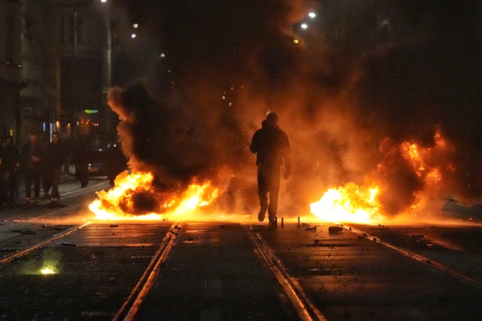 Brennende Barrikaden im Leipziger Süden. Die Stadt kam nicht friedlich ins neue Jahr. Foto: Tom Richter