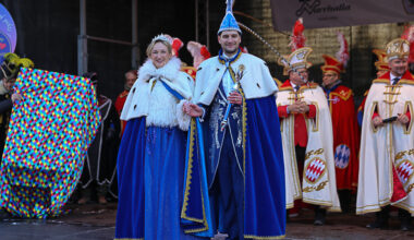 Das Narrhalla Prinzenpaar Prinz Stephan I. und Prinzessin Samantha I. ist auf dem Marienplatz inthronisiert worden.