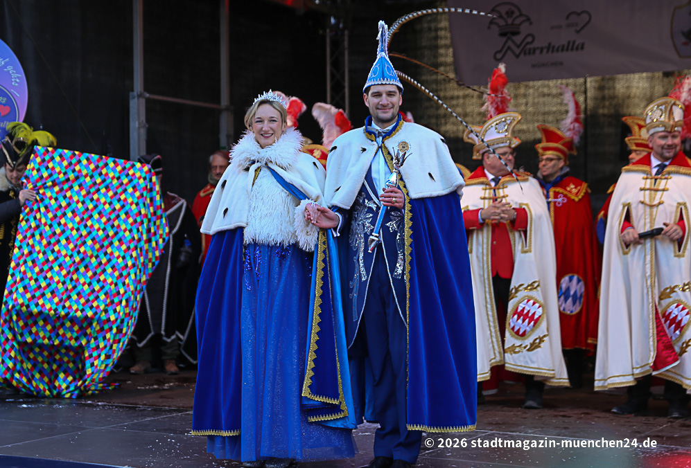 Das Narrhalla Prinzenpaar Prinz Stephan I. und Prinzessin Samantha I. ist auf dem Marienplatz inthronisiert worden.