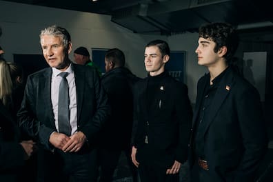 „Sie schauen zu ihm auf“: Björn Höcke mit Anhängern auf dem Gründungskongress der AfD-Parteijugend in Gießen.