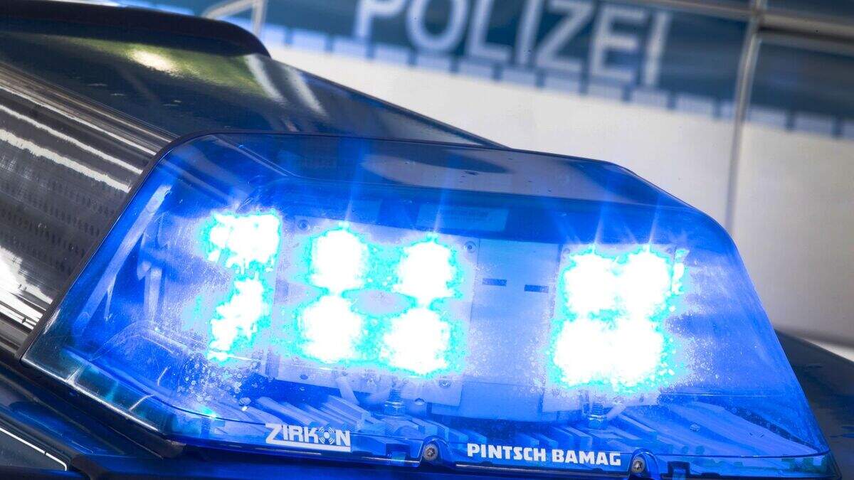 Nach zwei Unbekannten fahndet die Polizei, die einen Mann an einer Bushaltestelle in Alsdorf überfallen haben.